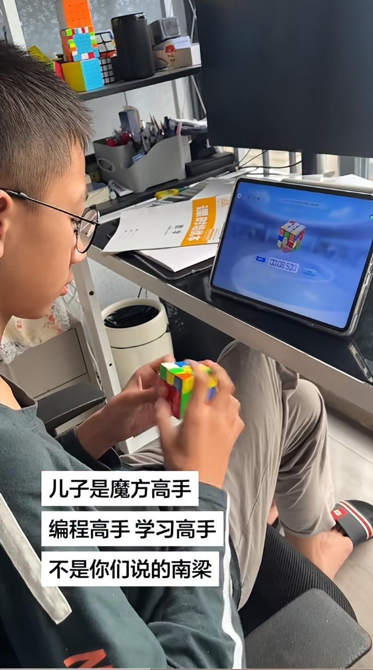 开云官方网站-“正常男生不会这样坐”，家长晒学霸儿子，被调侃：已预定图灵班